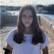 Profesora de inglés que imparte clases a niños de todas las edades